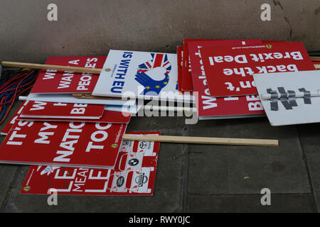 Westminster, Londra, Regno Unito. 7 Mar 2019. Segni Anti-Brexit riddled la street di fronte a Palazzo di Westminster a Londra. Credito: Thomas Krych/Alamy Live News Foto Stock