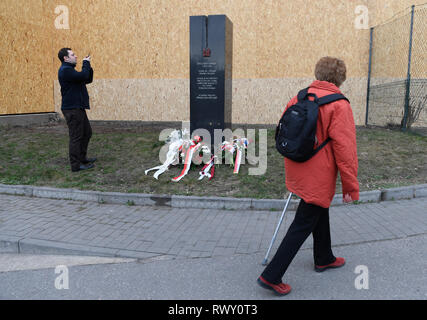 Praga, Repubblica Ceca. 07Th Mar, 2019. Atto commemorativo segna 110 anni dalla nascita di ragioniere polacco Ryszard Siwiec che ha immolato se stesso in data 8 settembre 1968, in segno di protesta contro 1968 Patto di Varsavia occupazione della Cecoslovacchia al suo monumento di Praga Repubblica Ceca, Marzo 7, 2019. Credito: Ondrej Deml/CTK foto/Alamy Live News Foto Stock