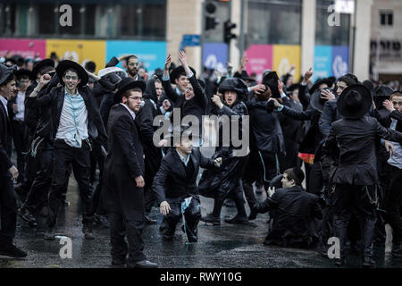 Gerusalemme. 07Th Mar, 2019. Ultra-Orthodox manifestanti ebrei, imbevuto di acqua dalla polizia cannoni d'acqua, gridare slogan durante una dimostrazione contro l esercito israeliano coscrizione. Credito: Ilia Yefimovich/dpa/Alamy Live News Foto Stock