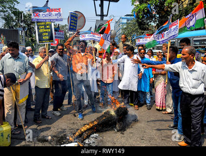 Kolkata, West Bengal, India. 7 Mar, 2019. Manifestanti arrabbiati visto bruciare l'effige del primo ministro durante la protesta.come importanti documenti del Rafale acquisto affrontare sono stati rubati dal Ministero della Difesa come dichiarato dal governo indiano. I sostenitori del congresso hanno protestato che vogliono immediate dimissioni del sig. modi su questa terra & bruciato la sua effigie a Kolkata. Credito: Avishek Das/SOPA Immagini/ZUMA filo/Alamy Live News Foto Stock