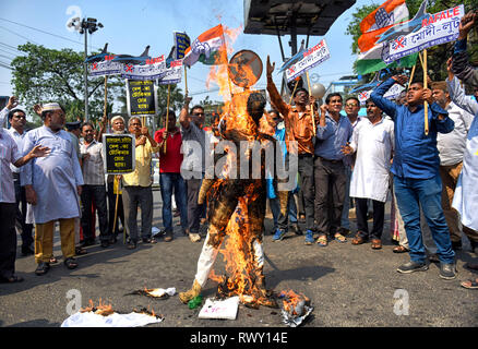 Kolkata, West Bengal, India. 7 Mar, 2019. Manifestanti arrabbiati visto bruciare l'effige del primo ministro durante la protesta.come importanti documenti del Rafale acquisto affrontare sono stati rubati dal Ministero della Difesa come dichiarato dal governo indiano. I sostenitori del congresso hanno protestato che vogliono immediate dimissioni del sig. modi su questa terra & bruciato la sua effigie a Kolkata. Credito: Avishek Das/SOPA Immagini/ZUMA filo/Alamy Live News Foto Stock