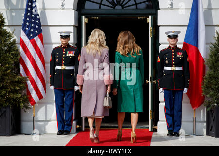 Washington, Stati Uniti d'America. 07Th Mar, 2019. Il Presidente degli Stati Uniti, Donald Trump e la First Lady Melania Trump accoglie Repubblica Ceca il primo ministro Andrej Babiö e la signora Monika Babiöov· sul portico sud alla Casa Bianca di Washington, il Distretto di Columbia, giovedì 7 marzo 2019. Credito: Ting Shen/CNP | Utilizzo di credito in tutto il mondo: dpa/Alamy Live News Foto Stock