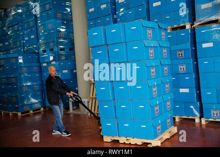 (190307) -- SHOHAM (Israele), 7 marzo 2019 (Xinhua) -- Un lavoratore prepara i materiali per elezioni israeliane israeliano elezioni centrale Comitato centro logistico di SHOHAM, Israele, in data 7 marzo 2019. Elezioni israeliane erano programmati che si terrà il 9 aprile. (Xinhua/Gil Cohen Magen) Foto Stock