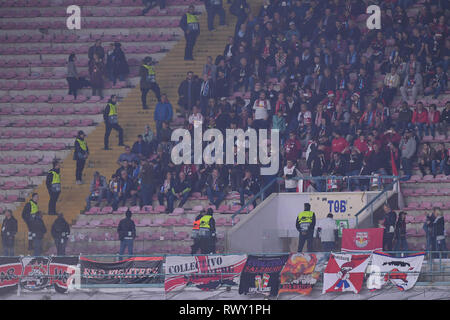 Foto Cafaro/LaPresse 7 Marzo 2019 Napoli, Italia sport calcio SSC Napoli vs FC Salisburgo - UEFA Europa League stagione 2018/19, ottavi di finale, andata - Stadio San Paolo. Nella foto: tifosi del Salisburgo. Foto Cafaro/LaPresse Marzo 7, 2019 napoli, Italia sport soccer SSC Napoli vs FC Salisburgo - UEFA Europa League stagione 2018/19, Round del 16, la prima gamba - Stadio San Paolo. Nel pic: Salisburgo tifosi mostrano il loro sostegno. Foto Stock