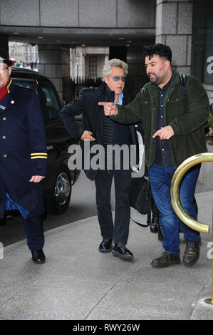 Londra, Regno Unito. 7 Mar, 2019. Roger Daltry visto al di fuori del Royal Kensington Hotel, per promuovere il concerto di Wembly, con black cab. Credito: Terry Scott/SOPA Immagini/ZUMA filo/Alamy Live News Foto Stock