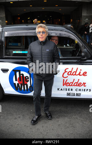 Londra, Regno Unito. 7 Mar, 2019. Roger Daltry visto al di fuori del Royal Kensington Hotel, per promuovere il concerto di Wembly, con black cab. Credito: Terry Scott/SOPA Immagini/ZUMA filo/Alamy Live News Foto Stock