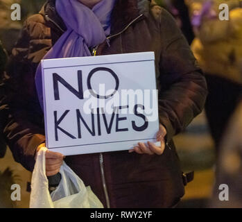 Romford Londra, 7 marzo 2019 una grande manifestazione di protesta pacifica di oltre duemila persone hanno marciato attraverso il centro di Romford a Romford stazione di polizia per protestare contro l'assassinio di Jodie Chesney e coltello contro la criminalità. Una delegazione si è incontrato con gli alti funzionari a Romford stazione di polizia. Molti della folla che indossavano viola i nastri come un segno di rispetto. Durante il mese di marzo e al di fuori della stazione di polizia vi erano i canti dei 'no più coltelli' e 'stop e ricerca" la protesta si è conclusa con un minuto di silenzio. Credit Ian Davidson/Alamy Live News Foto Stock