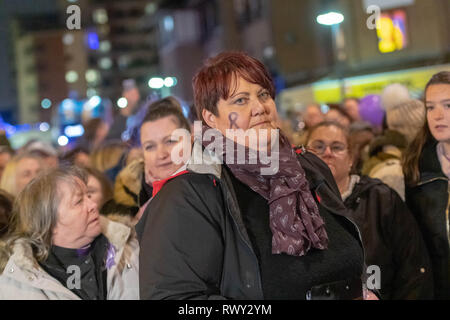 Romford Londra, 7 marzo 2019 una grande manifestazione di protesta pacifica di oltre duemila persone hanno marciato attraverso il centro di Romford a Romford stazione di polizia per protestare contro l'assassinio di Jodie Chesney e coltello contro la criminalità. Una delegazione si è incontrato con gli alti funzionari a Romford stazione di polizia. Molti della folla che indossavano viola i nastri come un segno di rispetto. Durante il mese di marzo e al di fuori della stazione di polizia vi erano i canti dei 'no più coltelli' e 'stop e ricerca" la protesta si è conclusa con un minuto di silenzio. Credit Ian Davidson/Alamy Live News Foto Stock