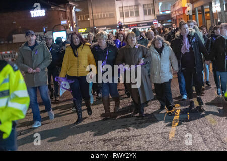 Romford Londra, 7 marzo 2019 una grande manifestazione di protesta pacifica di oltre duemila persone hanno marciato attraverso il centro di Romford a Romford stazione di polizia per protestare contro l'assassinio di Jodie Chesney e coltello contro la criminalità. Una delegazione si è incontrato con gli alti funzionari a Romford stazione di polizia. Molti della folla che indossavano viola i nastri come un segno di rispetto. Durante il mese di marzo e al di fuori della stazione di polizia vi erano i canti dei 'no più coltelli' e 'stop e ricerca" la protesta si è conclusa con un minuto di silenzio. Credit Ian Davidson/Alamy Live News Foto Stock