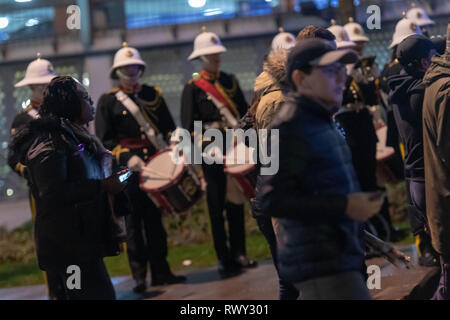 Romford Londra, 7 marzo 2019 una grande protesta di oltre due mila persone hanno marciato attraverso il centro di Romford a Romford stazione di polizia per protestare contro l'assassinio di Jodie Chesney e coltello contro la criminalità. Una delegazione si è incontrato con gli alti funzionari a Romford stazione di polizia. Molti della folla che indossavano viola i nastri come un segno di rispetto. Durante il mese di marzo e al di fuori della stazione di polizia vi erano i canti dei 'no più coltelli' e 'stop e ricerca" la protesta si è conclusa con un minuto di silenzio. Romford RBL band suona il credito Ian Davidson/Alamy Live News Foto Stock