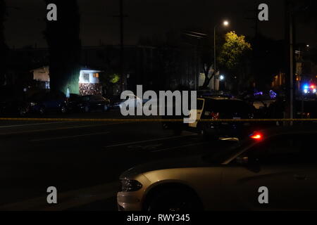 Los Angeles, CA / STATI UNITI D'America - 6 Marzo 2019: ufficiali da Los Angeles il dipartimento di polizia (LAPD) brillare un faretto su un edificio residenziale dove un uomo è asserragliato. Vicini riferito di sentire spari, richiedendo la risposta della polizia e i successivi standoff. Credito: Kilmer Media/Alamy Live News Foto Stock