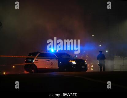 Los Angeles, CA / STATI UNITI D'America - 6 Marzo 2019: A Los Angeles il dipartimento di polizia (LAPD) ufficiale impone una temporanea chiusura della strada a Burbank Blvd. e Rodi Ave. in North Hollywood / Valley Village quartiere. Relazioni di spari viene richiesto un elemento di distanziamento tra il sospetto barricati in una casa e la polizia. Poco dopo la SWAT team arrivati, il sospetto si arrese pacificamente e è stato arrestato. Credito: Kilmer Media/Alamy Live News Foto Stock