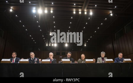 7 marzo 2019 - Washington, Distretto di Columbia, Stati Uniti - Da sinistra a destra: Stati Uniti Segretario dell'esercito il dottor Mark T. Esper; US Army General Mark A. Milley, Capo del personale dell'esercito; il segretario della Marina Richard V. Spencer; US Navy Admiral John M. Richardson, Capo di operazioni navali; US Marine Corps generale Robert B. Neller, Comandante della Marine Corps; noi segretario della Air Force Heather Wilson; e US Air Force General David L. Goldfein, Capo di Stato Maggiore delle Forze aeree testimoniano dinanzi alla commissione del Senato sulle forze armate nel corso di una audizione su ''la catena di comando di Acco Foto Stock