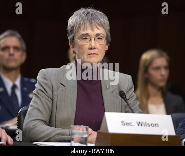 Washington, Distretto di Columbia, Stati Uniti d'America. 7 Mar, 2019. Stati Uniti Segretario della Air Force Heather Wilson testimonia dinanzi alla commissione del Senato sulle forze armate nel corso di una audizione su ''la catena di comando della responsabilità di fornire sicuro alloggiamento militare e altri la costruzione di infrastrutture a servizio dei membri e delle loro famiglie'' sul Campidoglio di Washington DC, giovedì 7 marzo, 2019 Credit: Ron Sachs/CNP/ZUMA filo/Alamy Live News Foto Stock