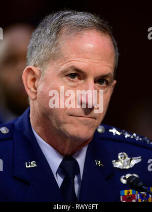 United States Air Force General David L. Goldfein, Capo del personale della Air Force testimonia dinanzi alla commissione del Senato sulle forze armate durante un'audizione su "Catena di comando della responsabilità di fornire sicuro alloggiamento militare e altri la costruzione di infrastrutture a servizio dei membri e le loro famiglie sul Campidoglio di Washington DC, giovedì 7 marzo, 2019. Credito: Ron Sachs/CNP/MediaPunch Foto Stock