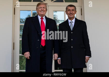 Il Presidente degli Stati Uniti, Trump in posa per una foto con il Primo Ministro della Repubblica ceca Andrej Babiö come si preparano a entrare in ufficio ovale in vista di una riunione bilaterale tenutasi alla Casa Bianca a Washington il 7 marzo 2019. Credito: Alex Edelman/Piscina via CNP/MediaPunch Foto Stock