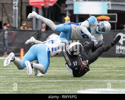 Birmingham, Alabama, Stati Uniti d'America. Xvi Feb, 2019. Alabama ha ospitato la settimana 2 della inaugeral alleanza di Football Americano stagione. Birmingham il ferro e il Salt Lake City stalloni giocato alla storica Legion Field. Ferro da stiro wide receiver LA'DAMIEN WASHINGTON (17) viene affrontato dadue stallone difensori. Ferro da stiro rende la rimonta di vincere 12-9. Credito: Jeremy Raines/ZUMAPRESS.com/Alamy Live News Foto Stock