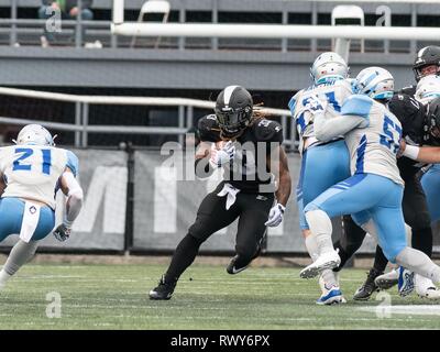 Birmingham, Alabama, Stati Uniti d'America. Xvi Feb, 2019. Alabama ha ospitato la settimana 2 della inaugeral alleanza di Football Americano stagione. Birmingham il ferro e il Salt Lake City stalloni giocato alla storica Legion Field. Ferro da stiro runningback TRENT RICHARDSON (33) precipita il calcio durante il gioco. Ferro da stiro rende la rimonta di vincere 12-9. Credito: Jeremy Raines/ZUMAPRESS.com/Alamy Live News Foto Stock