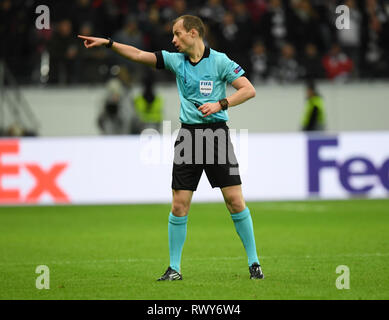 07 marzo 2019, Assia, Frankfurt/Main: Calcio: Europa League, Eintracht Frankfurt - Inter Milan, knockout tondi tondi di sedici, prima tappa della Commerzbank Arena. Arbitro William Collum della Scozia in azione. Foto: Arne Dedert/dpa Foto Stock