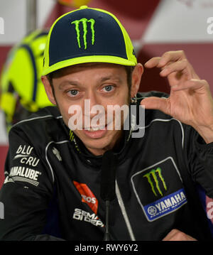 Doha. 7 Mar, 2019. L'italiano della MotoGP Valentino Rossi di Monster Energy Yamaha MotoGP parla durante la conferenza stampa al Circuito Internazionale di Losail a Doha, in Qatar il 7 marzo, 2019 precedendo la stagione di avviare in Qatar la MotoGP Grand Prix del 10 marzo. Credito: Nikku/Xinhua/Alamy Live News Foto Stock