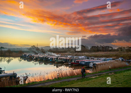 Rufford, wigan greater manchester. 8 marzo 2019. Regno Unito Meteo. Sunrise colorati sulla marina. Un freddo gelido, per iniziare la giornata per la casa galleggiante di residenti che hanno scelto di fare una barca la loro casa. Il credito. MediaWorldImages/AlamyLiveNews. Foto Stock