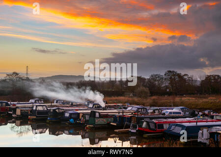 Rufford, wigan greater manchester. 8 marzo 2019. Regno Unito Meteo. Sunrise colorati sulla marina. Un freddo gelido, per iniziare la giornata per la casa galleggiante di residenti che hanno scelto di fare una barca la loro casa. Il credito. MediaWorldImages/AlamyLiveNews. Foto Stock