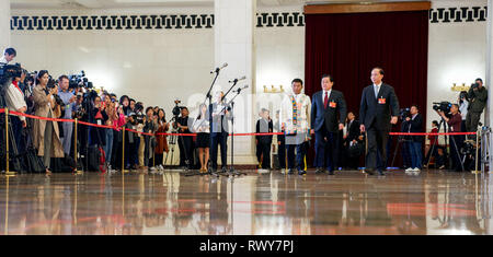 (190308) -- PECHINO, 8 marzo 2019 (Xinhua) -- Ma Zhengshan, Ventola Zhaobing e Si Jianmin (L a R), deputati al XIII Congresso nazionale del popolo (ANP), prepararsi a ricevere un colloquio prima della seconda riunione plenaria della seconda sessione del XIII NPC a Pechino, capitale della Cina, 8 marzo 2019. (Xinhua/Liu Jinhai) Foto Stock