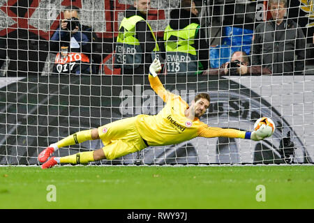 07 marzo 2019, Assia, Frankfurt/Main: Kevin Trapp arrestata una penalità nel duello tra Eintracht Francoforte e l'Inter. Foto: Uwe Anspach/dpa Foto Stock