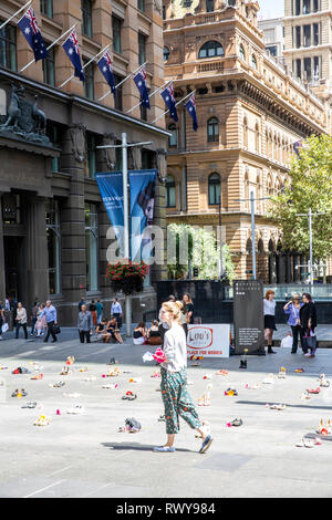 Sydney, Australia. 8 Mar, 2019. Lou's Place è un rifugio per le donne in Kings Cross, Sydney. Qui a Martin Place è messo un paio di scarpe da donna che rappresentano ogni donna che morì nel 2018 come risultato della violenza domestica in Australia, Martin Place, il centro cittadino di Sydney, Australia. Venerdì 8 Marzo 2019. Credito: martin berry/Alamy Live News Foto Stock