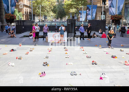 Sydney, Australia. 8 Mar, 2019. Lou's Place è un rifugio per le donne in Kings Cross, Sydney. Qui a Martin Place è messo un paio di scarpe da donna che rappresentano ogni donna che morì nel 2018 come risultato della violenza domestica in Australia, Martin Place, il centro cittadino di Sydney, Australia. Venerdì 8 Marzo 2019. Credito: martin berry/Alamy Live News Foto Stock