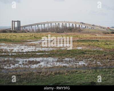 Harty, Kent, Regno Unito. 8 Marzo, 2019. Regno Unito Meteo: una mattina di sole in Elmley, Kent guardando verso il ponte Kingsferry (sinistra) e più recenti Sheppey Crossing (centro). Credito: James Bell/Alamy Live News Foto Stock