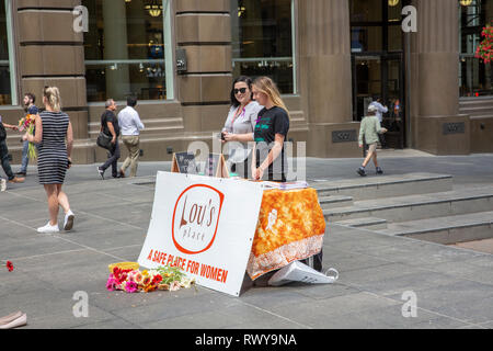 Sydney, Australia. 8 Mar, 2019. Lou's Place è un rifugio per le donne in Kings Cross, Sydney. Qui a Martin Place è messo un paio di scarpe da donna che rappresentano ogni donna che morì nel 2018 come risultato della violenza domestica in Australia, Martin Place, il centro cittadino di Sydney, Australia. Venerdì 8 Marzo 2019. Credito: martin berry/Alamy Live News Foto Stock