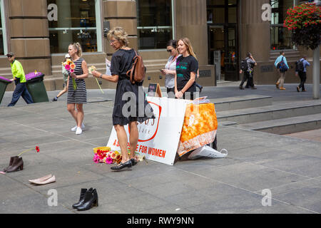 Sydney, Australia. 8 Mar, 2019. Lou's Place è un rifugio per le donne in Kings Cross, Sydney. Qui a Martin Place è messo un paio di scarpe da donna che rappresentano ogni donna che morì nel 2018 come risultato della violenza domestica in Australia, Martin Place, il centro cittadino di Sydney, Australia. Venerdì 8 Marzo 2019. Credito: martin berry/Alamy Live News Foto Stock