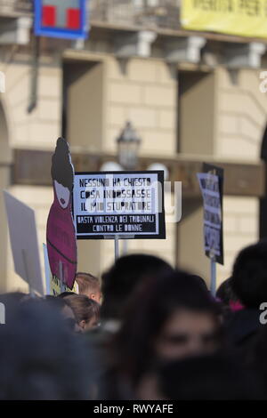 Torino, Italia. 8 marzo 2019. Donne andare in sciopero e dimostrare per protestare contro le politiche del governo italiano durante la giornata della donna. MLBARIONA/Alamy Live News Foto Stock