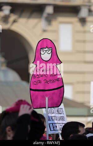 Torino, Italia. 8 marzo 2019. Donne andare in sciopero e dimostrare per protestare contro le politiche del governo italiano durante la giornata della donna. MLBARIONA/Alamy Live News Foto Stock