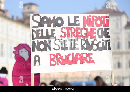 Torino, Italia. 8 marzo 2019. Donne andare in sciopero e dimostrare per protestare contro le politiche del governo italiano durante la giornata della donna. MLBARIONA/Alamy Live News Foto Stock