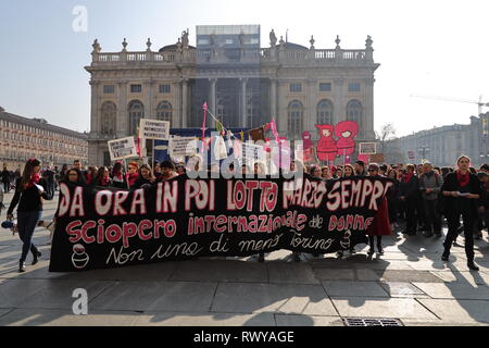 Torino, Italia. 8 marzo 2019. Donne andare in sciopero e dimostrare per protestare contro le politiche del governo italiano durante la giornata della donna. MLBARIONA/Alamy Live News Foto Stock