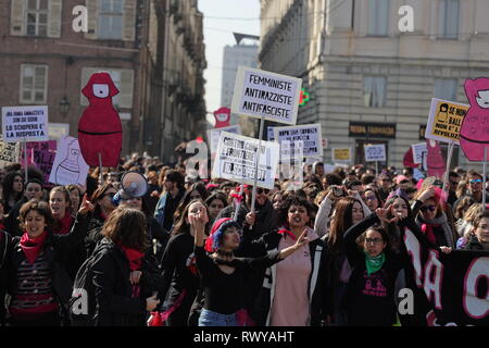 Torino, Italia. 8 marzo 2019. Donne andare in sciopero e dimostrare per protestare contro le politiche del governo italiano durante la giornata della donna. MLBARIONA/Alamy Live News Foto Stock