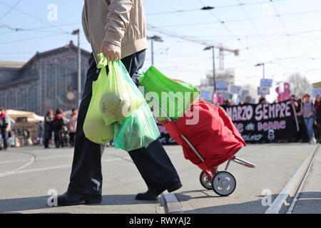 Torino, Italia. 8 marzo 2019. Donne andare in sciopero e dimostrare per protestare contro le politiche del governo italiano durante la giornata della donna. MLBARIONA/Alamy Live News Foto Stock