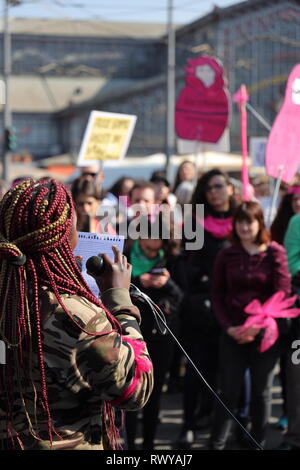 Torino, Italia. 8 marzo 2019. Donne andare in sciopero e dimostrare per protestare contro le politiche del governo italiano durante la giornata della donna. MLBARIONA/Alamy Live News Foto Stock
