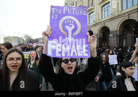 Kiev, Ucraina. 8 Mar, 2019. Gli attivisti tenere cartelloni lettura ''Il futuro è femmina!'', ''Stop sessismo!'', ''Girls wanna have diritti umani fondamentali'', ''il femminismo non ha sesso'', e altri durante un ''Le donne del marzo" dedicata alla Giornata internazionale della donna nel centro di Kiev, in Ucraina. Le femministe ucraine e i loro sostenitori si sono riuniti per il mese di marzo per ricordare i diritti politici e i diritti umani delle donne in tutto il mondo e la domanda di una piena parità di entrambi i sessi. Credito: Serg Glovny/ZUMA filo/Alamy Live News Foto Stock