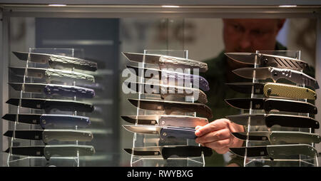 Nürnberg, Baviera, Germania. 8 Mar 2019. Vari i coltelli sono esposti presso lo stand della società ucraina Ibis in fiera per caccia e tiro, outdoor e sicurezza IWA OutdoorClassics. Foto: Daniel Karmann/dpa Credito: dpa picture alliance/Alamy Live News Foto Stock