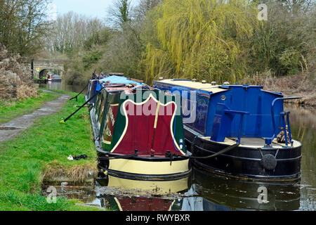 Imbarcazioni per il narrowboat presso il Grand Union Canal, Aston Clinton, Buckinghamshire / Hertfordshire Border, Inghilterra, Regno Unito Foto Stock