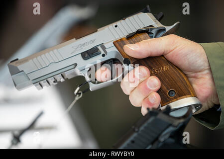 Nürnberg, Baviera, Germania. 8 Mar 2019. Un P226 pistola dal tedesco produttore di pistola Sig Sauer saranno in esposizione all'IWA OutdoorClassics fieristico per caccia e tiro, outdoor e sicurezza presso la sede di supporto. Foto: Daniel Karmann/dpa Credito: dpa picture alliance/Alamy Live News Foto Stock