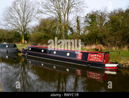 Narrowboats sotto il sole presso il Grand Union Canal, Aston Clinton, Buckinghamshire / Hertfordshire Border, England, Regno Unito Foto Stock