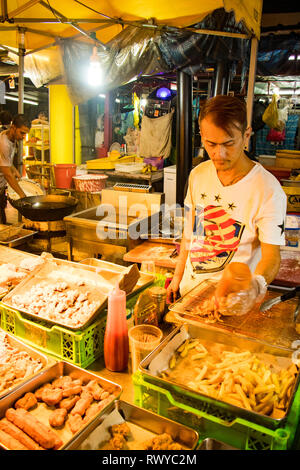 Fritti e barbecue di carne e il venditore e il cliente stallo a Jalan Alor food Street e dal mercato notturno di Kuala Lumpur in Malesia Foto Stock