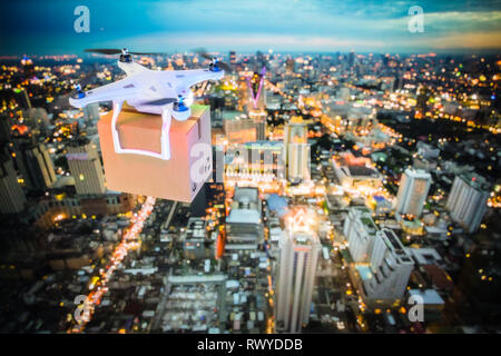 Scena notturna di consegna drone a lavoro, 3d rendering immagine Foto Stock