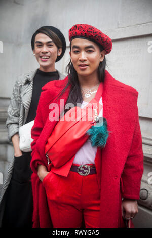 Londra - 15 febbraio 2019: Elegante partecipanti al di fuori di raccolta 180 del filamento per la London Fashion Week. Uomo in berretto rosso e tuta Foto Stock
