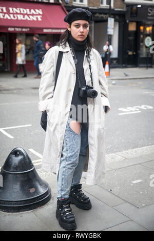Londra - 15 febbraio 2019: Elegante partecipanti al di fuori di raccolta 180 del filamento per la London Fashion Week. Foto Stock