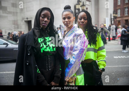 Londra - 15 febbraio 2019: Elegante partecipanti al di fuori di raccolta 180 del filamento per la London Fashion Week. Tre ragazze in tute sportive Foto Stock